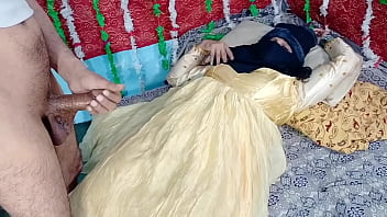 Desi bride in yellow attire enjoys intense hardcore action with a well-endowed Indian man in a video from Xvideos India